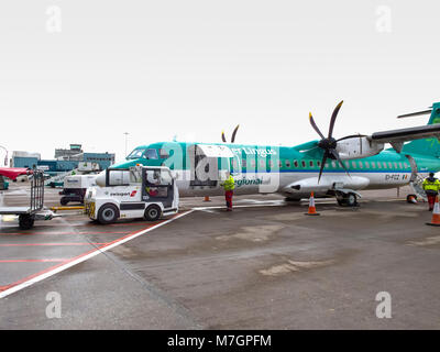 La compagnie aérienne irlandaise Stobart régional ATR 72-600 d'exploitation des aéronefs deux hélices Aer Lingus vols régionaux d'être chargé de passagers et de bagages Banque D'Images