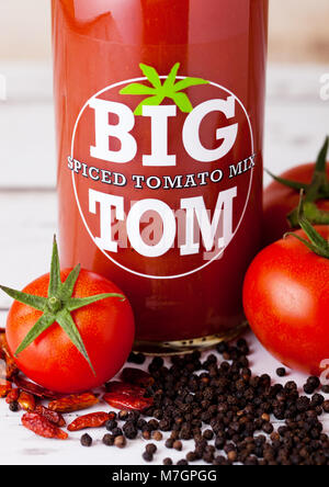 Londres, Royaume-Uni - 10 mars 2018 : bouteille Verre de grand mélange de tomates épicé Tom sur fond de bois.Un puissant mélange d'épices pour faire l'ultime Bloody M Banque D'Images