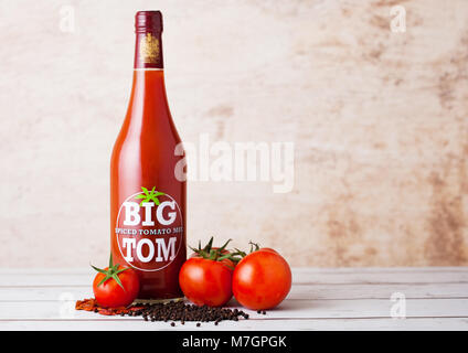 Londres, Royaume-Uni - 10 mars 2018 : bouteille Verre de grand mélange de tomates épicé Tom sur fond de bois.Un puissant mélange d'épices pour faire l'ultime Bloody M Banque D'Images