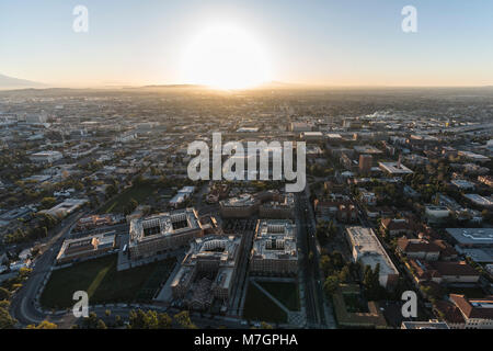 Los Angeles, Californie, USA - 20 Février 2018 : Vue aérienne du Village de l'USC, Jefferson Bl et l'Université de Californie du Sud au sud du campus Banque D'Images