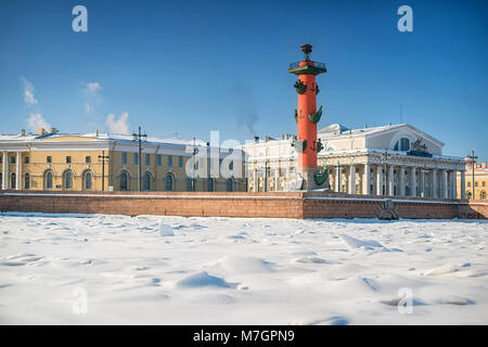 Paysage d'hiver à Saint-Pétersbourg, Russie. La colonne rostrale et l'échange des capacités au jour ensoleillé Banque D'Images