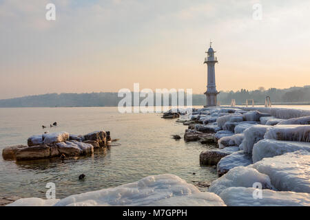 Bains des Paquis phare du couvert de glace, Genève, Suisse Banque D'Images