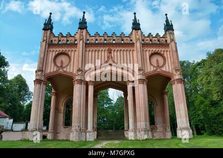 Portail d'entrée de style gothique anglais aux ruines du palais de la famille Saa dans Dowspuda, Pologne Banque D'Images