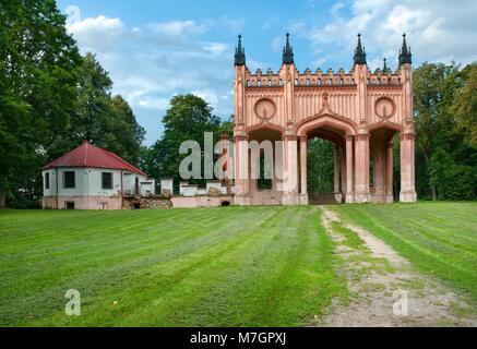 Portail d'entrée des ruines du palais de la famille Saa dans Dowspuda, Pologne Banque D'Images