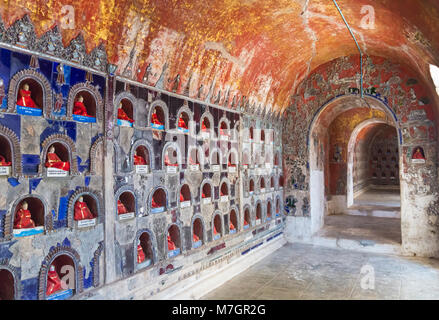 Rangées de statues de Bouddha dans les alcôves au monastère Shwe Yan Pyay, Monastère Shwe Yaunghwe, Nyaungshwe, lac Inle, Myanmar (Birmanie), l'Asie en février Banque D'Images