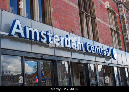 Amsterdam, Pays-Bas, le 18 avril 2017 : Entrée de la gare centrale d'Amsterdam. Amsterdam Centraal Station est plus grande gare principale, natio Banque D'Images