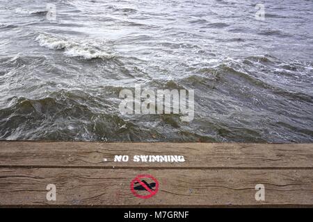 Croton Point Park, Westchester, New York, USA : PAS DE PISCINE signe sur une barrière en bois met en garde les visiteurs contre la natation dans l'Hudson. Banque D'Images