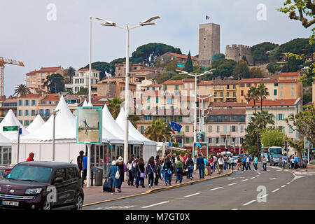 Pavillons de La Croisette près du vieux port, derrière la vieille ville Le Suquet avec tour du Mont Chevalier, Cannes, Côte d'Azur, France Sud, France, Union européenne Banque D'Images