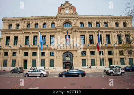 Hôtel de Ville (mairie), immeuble de style néo-classique avec la culture à vieille ville du Suquet, Cannes, Côte d'Azur, France Sud, France, Europe Banque D'Images