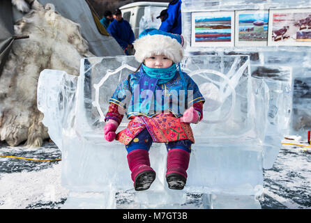 Hatgal, la Mongolie, le 3 mars 2018 : fille mongole sur la glace d'un lac Khuvsgul au cours d'un festival de glace en hiver Banque D'Images
