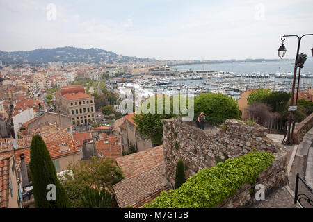 Vue sur Mont Chevalier sur la vieille ville du Suquet et du vieux port Vieux Port, Cannes, Côte d'Azur, France Sud, France, Europe Banque D'Images