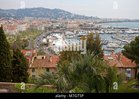 Vue sur Mont Chevalier sur la vieille ville du Suquet et du vieux port Vieux Port, Cannes, Côte d'Azur, France Sud, France, Europe Banque D'Images