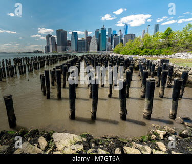 Vestiges forment une ancienne jetée Stand tall et pointent vers le ciel ligne de New York City à partir de Brooklyn Banque D'Images