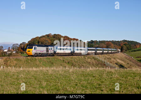 La côte est un train à grande vitesse (le transport par 125) court le long de la ligne de Tyne Valley pendant la période où la côte est de l'exécuter publiquement le droit de vote est. Banque D'Images