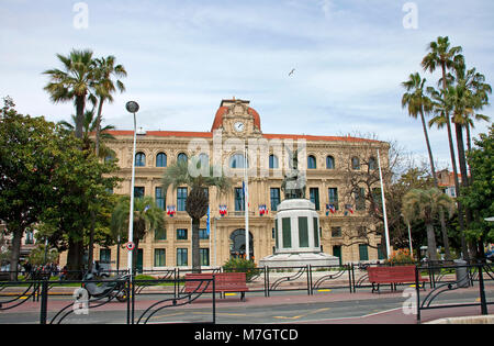 Monument aux morts en face de l'Hôtel de Ville (mairie) en vieille ville du Suquet, Cannes, Côte d'Azur, France Sud, France, Europe Banque D'Images