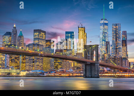 La ville de New York, USA sur l'horizon de l'East River avec pont de Brooklyn au crépuscule. Banque D'Images