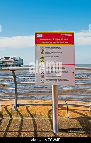 Panneau d'avertissement sur une promenade de Blackpool Lancashire England UK Banque D'Images