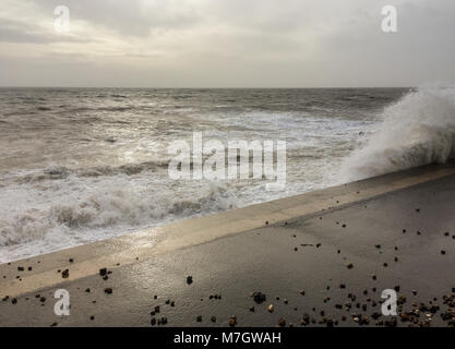 Une mer à Felpham front promenade près de Littlehampton, West Sussex, UK. Eleanor tempête a frappé le Royaume-Uni sur les 3 et 4 janvier 2018. Banque D'Images