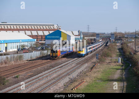 East Midlands trains Intercity 125 et classe 156 trains sprinter pass à Loughborough sur la midland main line. Banque D'Images