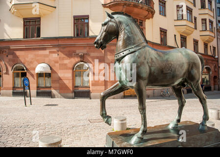 Blasieholmen square dans le centre-ville de Stockholm. Un cheval en bronze inspiré par les Chevaux de Saint-Marc à Venise se situe à chaque extrémité de la place. Banque D'Images