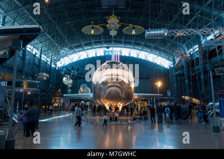 Steven F. Udvar-Hazy Center Smithsonian National Air and Space Museum Chantilly Virginia VA la navette spatiale Discovery sur l'affichage Banque D'Images