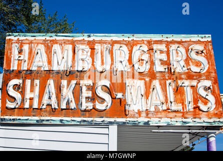 Hamburger,tremble, et de malts au drive-in en néon, jour, nous, USA, 2017. Banque D'Images