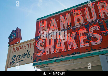 Hamburger et shakes drive-in en néon, jour, nous, USA, 2017. Banque D'Images