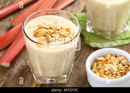 La rhubarbe et rafraîchissant smoothie yaourt fait maison recouvert de gruau et d'amande granola et servi dans des verres (Selective Focus) Banque D'Images