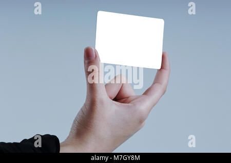 Femme Hand Holding Carte isolée avec deux doigts Close Up Banque D'Images