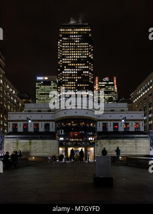 Cabot Place la nuit durant la Fête des Lumières d'hiver à Canary Wharf à Londres UK 2018 Banque D'Images