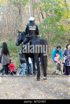 Un officier de la police montée de Montréal sur le mont Royal, Montréal Canada Banque D'Images