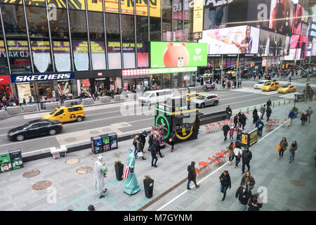 Les panneaux électroniques Publicité Boutiques et d'événements à Times Square, New York, USA Banque D'Images