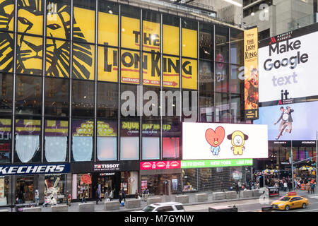 Les panneaux électroniques Publicité Boutiques et d'événements à Times Square, New York, USA Banque D'Images