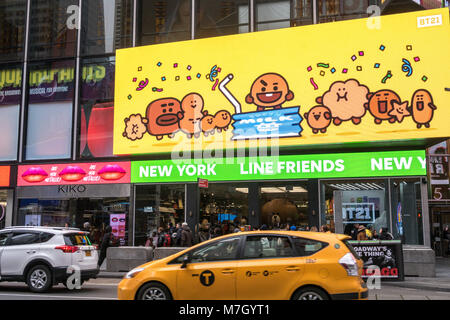 Les panneaux électroniques Publicité Boutiques et d'événements à Times Square, New York, USA Banque D'Images