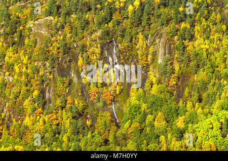 Cascade de saison dans un paysage sauvage des montagnes de basse à Evje, centre de la Norvège. Banque D'Images