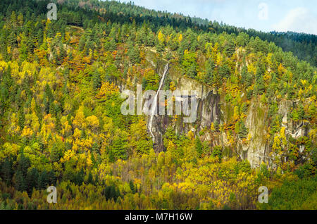 Cascade de saison dans un paysage sauvage des montagnes de basse à Evje, centre de la Norvège. Banque D'Images