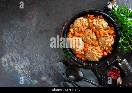 Boulettes de veau mijotée dans poêle avec sauce aux légumes carottes à. Délicieux plat de viande Banque D'Images