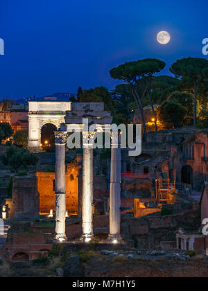 Pleine lune derrière Temple de Castor et Pollux et Arc de Titus, le Forum Romain, Rome, Italie Pleine lune derrière Temple de Castor et Pollux et Arc de Titus, le Forum Romain, Rome, Italie