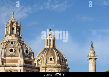 La Colonne Trajane et dômes de églises, Rome, Italie Banque D'Images