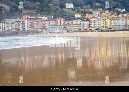 La plage de Zurriola à San Sebastian, Pays Basque, Espagne en hiver Banque D'Images