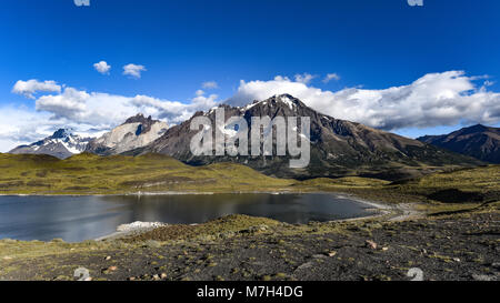 Vue panoramique de Los Cuernos et Lago Nordenskjold, Parc National Torres del Paine, Patagonie, Chili Banque D'Images