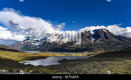 Vue panoramique de Los Cuernos et Lago Nordenskjold, Parc National Torres del Paine, Patagonie, Chili Banque D'Images