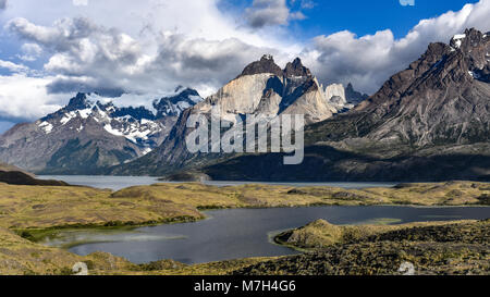 Vue panoramique de Los Cuernos et Lago Nordenskjold, Parc National Torres del Paine, Patagonie, Chili Banque D'Images