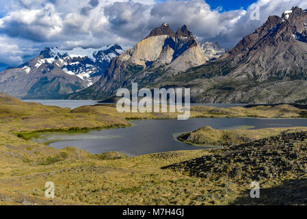 Vue panoramique de Los Cuernos et Lago Nordenskjold, Parc National Torres del Paine, Patagonie, Chili Banque D'Images