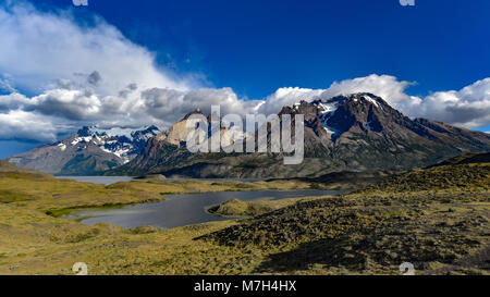 Vue panoramique de Los Cuernos et Lago Nordenskjold, Parc National Torres del Paine, Patagonie, Chili Banque D'Images