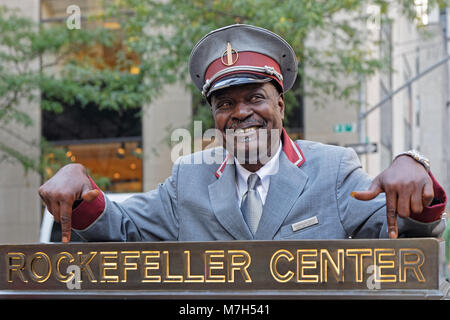 NEW YORK CITY, USA, 11 Septembre, 2017 : homme en uniforme se félicite de touristes pour le Rockfeller Center visite. Banque D'Images