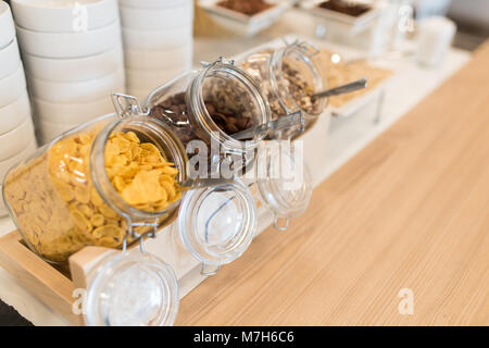 Hôtel buffet avec museli dans un bocal en verre, les raisins secs et les flocons de maïs Banque D'Images