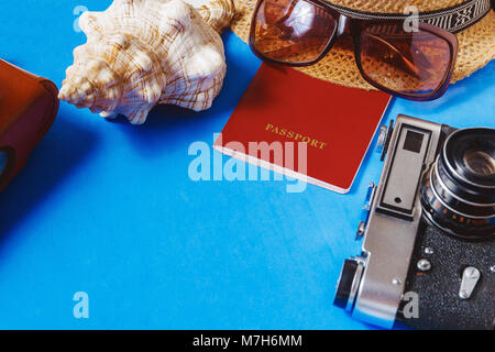 Accessoires Maison de vacances voyageur long week-end Stuff équipement sur fond bleu Top View Concept avec Copyspace Banque D'Images