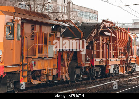 La distribution de ballast et le profilage machine à chenilles. La réparation Banque D'Images