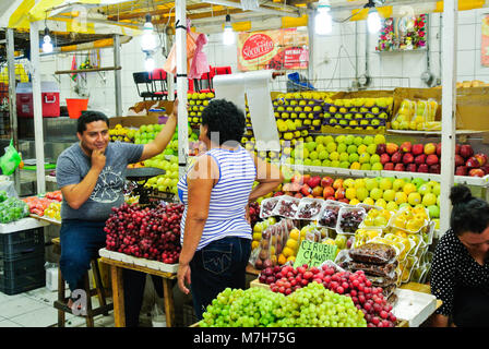 Vendeur de fruits mexicaine stand à un marché local, Merida, Yucatan, Mexique Banque D'Images